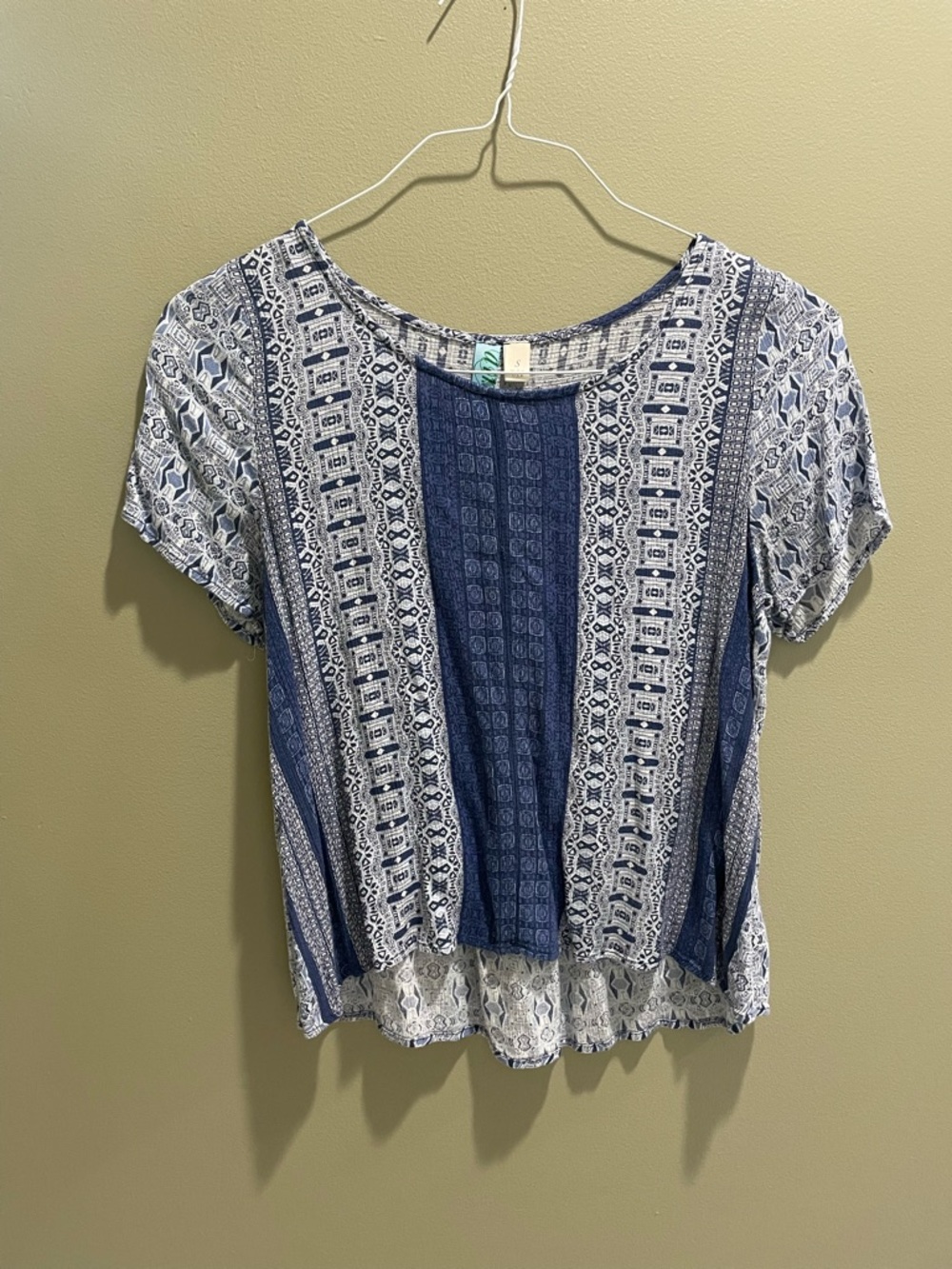 Aina Be Blue and White Short-Sleeve Patterned Tee